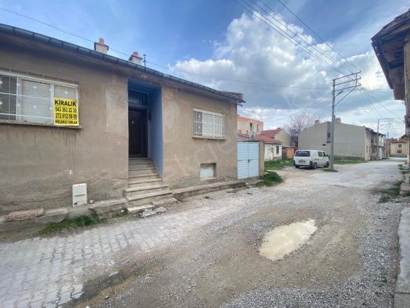 Merkez Bolvadin Kiralık Müstakil Ev |  3+1 Oda | 110M2 Aylık 8.000Tl | Komple Bina | Soba | 1 Banyo | 1 Yatak Odası Resim-3