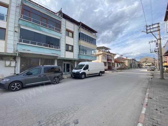 Merkez Bolvadin Kiralık Daire |  3+1 Oda | 180M2 Aylık 18.000Tl  Krediye Uygun  | 2. Kat | Kombi | 1 Banyo | 1 Yatak Odası Resim-2
