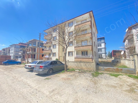 Merkez Bolvadin Satılık Daire |  3+1 Oda | 120M2 3.200.000Tl  Krediye Uygun  | 4. Kat | Kombi | 1 Banyo | 1 Yatak Odası Resim-2