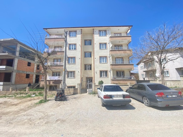 Merkez Bolvadin Satılık Daire |  3+1 Oda | 120M2 3.200.000Tl  Krediye Uygun  | 4. Kat | Kombi | 1 Banyo | 1 Yatak Odası Resim-3