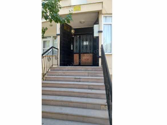 Kırkgöz Mahallesinde Söğütlü Apartmanında Ara Katta Kiralık Daire 3+1 Bolvadin