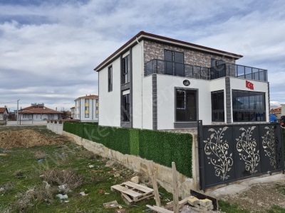 Konak Mahallesi Regaib Sokakta Güney Cepheli Villa 5+1 Satılık Müstakil Ev Bolvadin