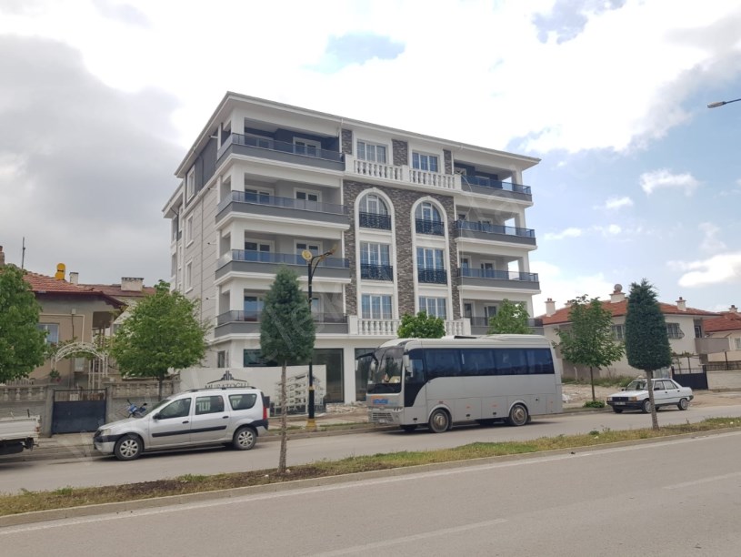 ŞEHİTLER CADDESİNDE  SIFIR 3+1 DAİRELER