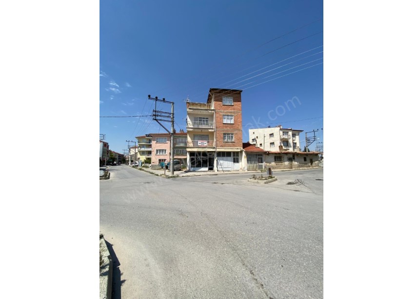 İHSANİYE MAHALLESİNDE KÖŞE BAŞINDA 4 KATLI BİNA