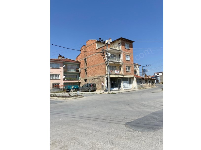 İHSANİYE MAHALLESİNDE KÖŞE BAŞINDA 4 KATLI BİNA
