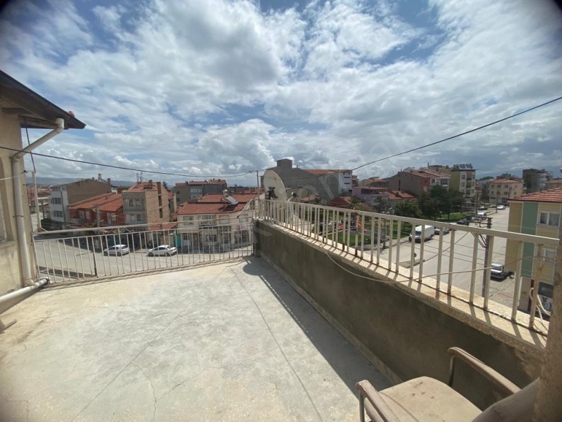 İHSANİYE MAHALLESİNDE KÖŞE BAŞINDA 4 KATLI BİNA