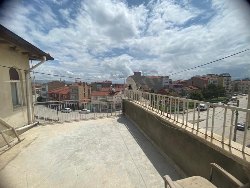 İHSANİYE MAHALLESİNDE KÖŞE BAŞINDA 4 KATLI BİNA