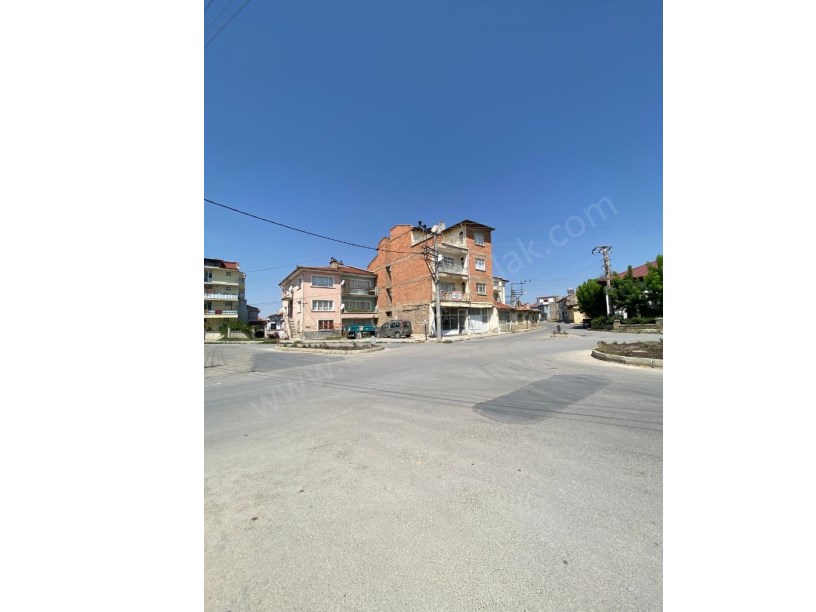 İHSANİYE MAHALLESİNDE KÖŞE BAŞINDA 4 KATLI BİNA