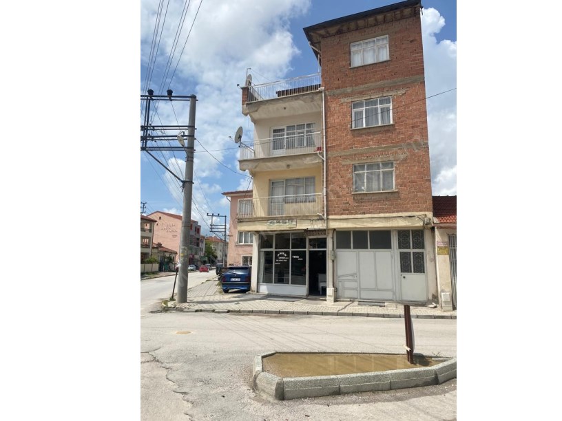 İHSANİYE MAHALLESİNDE KÖŞE BAŞINDA 4 KATLI BİNA