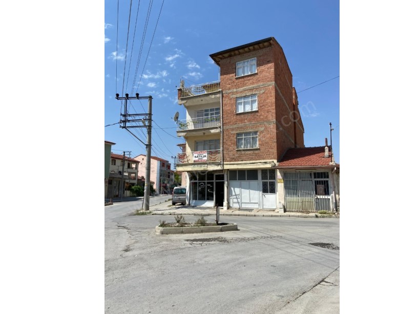 İHSANİYE MAHALLESİNDE KÖŞE BAŞINDA 4 KATLI BİNA