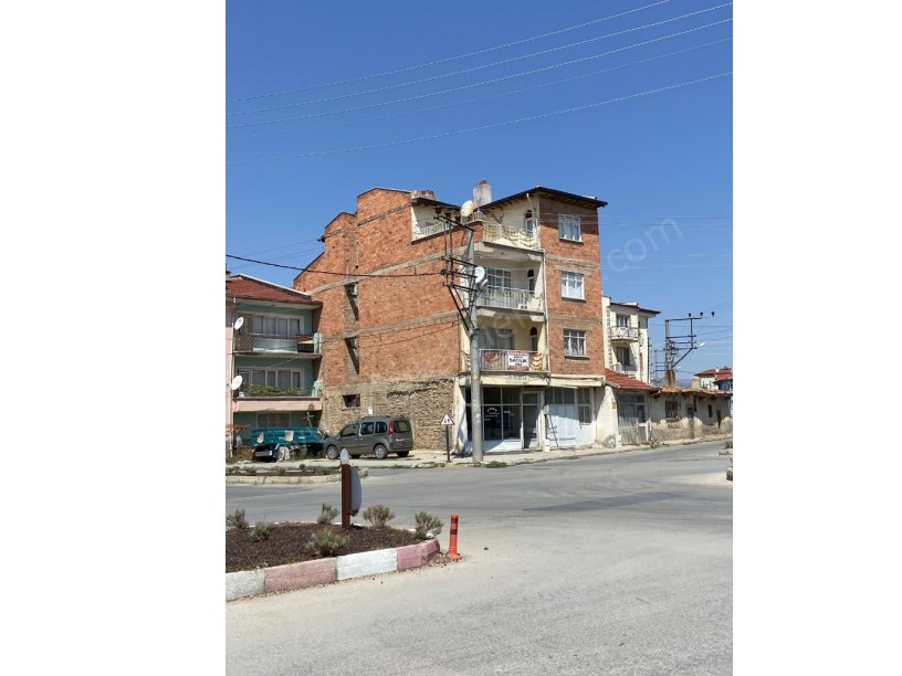 İHSANİYE MAHALLESİNDE KÖŞE BAŞINDA 4 KATLI BİNA