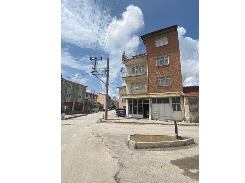 İHSANİYE MAHALLESİNDE KÖŞE BAŞINDA 4 KATLI BİNA
