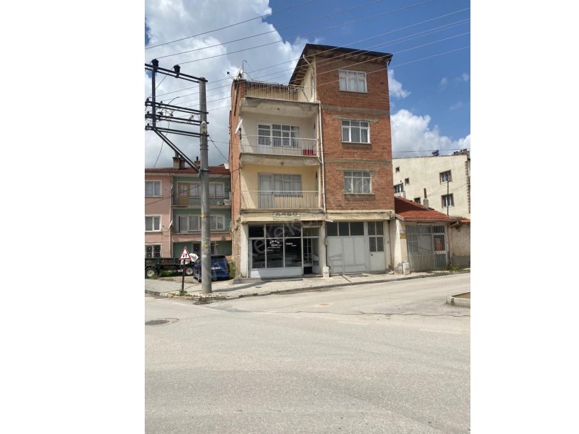 İHSANİYE MAHALLESİNDE KÖŞE BAŞINDA 4 KATLI BİNA