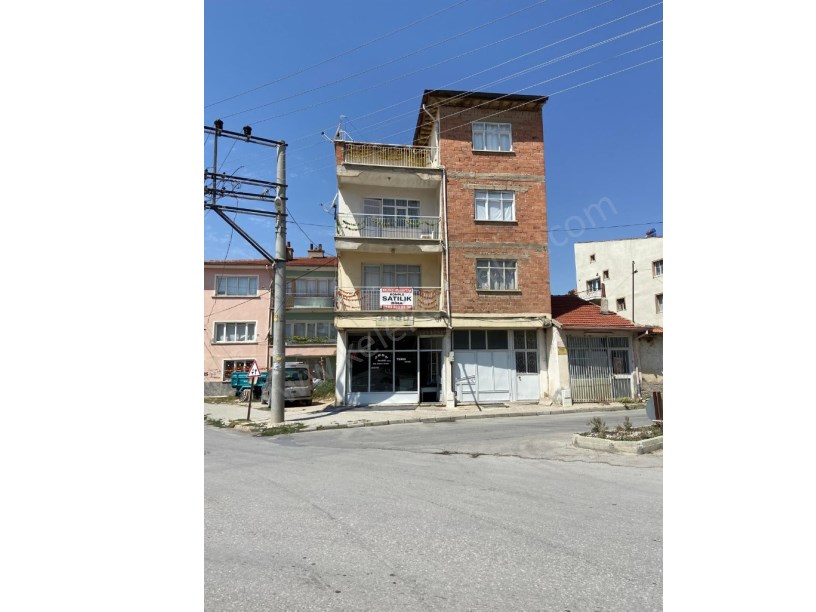 İHSANİYE MAHALLESİNDE KÖŞE BAŞINDA 4 KATLI BİNA