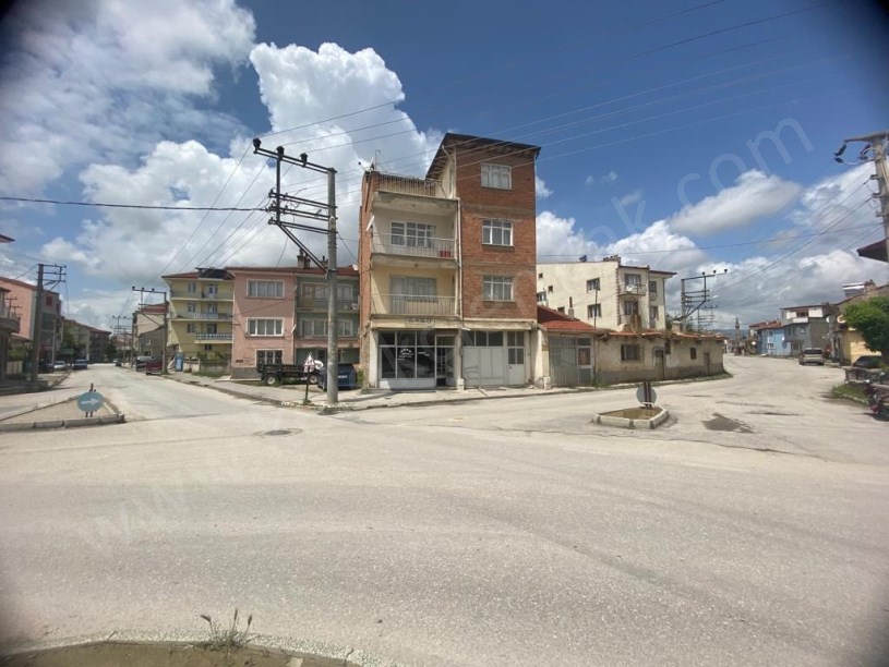 İHSANİYE MAHALLESİNDE KÖŞE BAŞINDA 4 KATLI BİNA