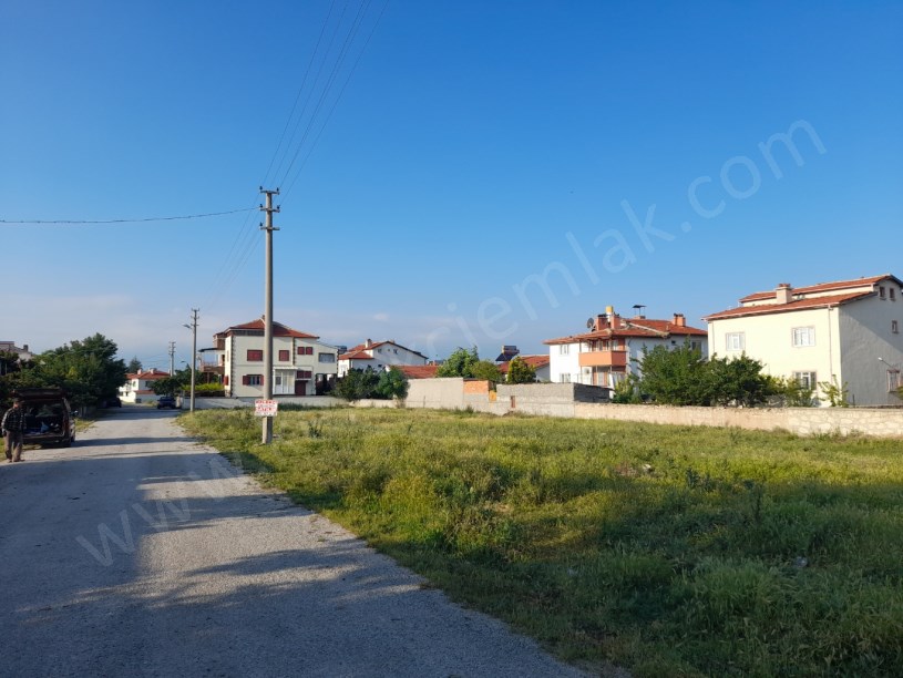 BAĞLARÜSTÜ KAPLAN SOKAKTA KÖŞE BAŞINDA 3 ADET ARSA