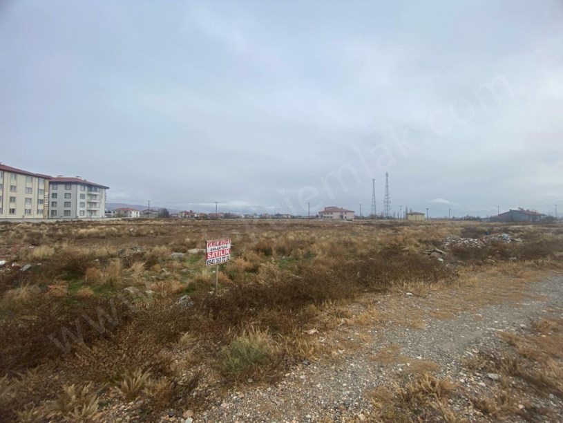KONAK MAHALLESİNDE BATI CEPHELİ ARSA