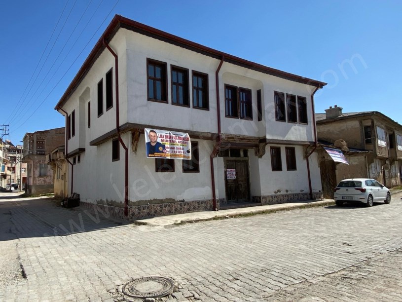 ÇARDAKLI MAHALLESİ TOMURCUK SOKAKTA 2 KATLI MÜSTAKİL BİNA