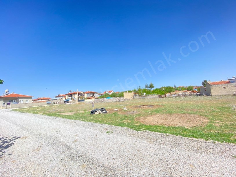 KALE MAHALLESİ EYVAZ SOKAKTA GÜNEY CEPHELİ ARSA
