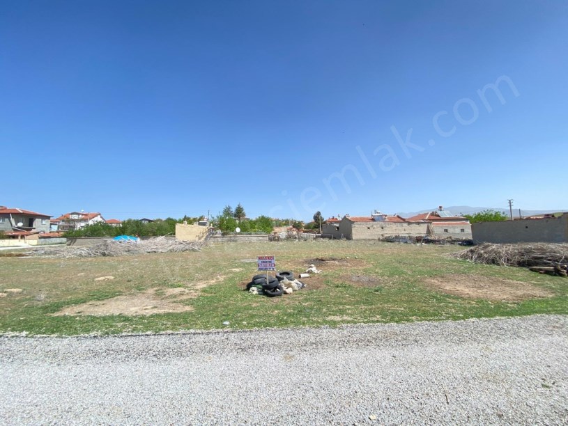 KALE MAHALLESİ EYVAZ SOKAKTA GÜNEY CEPHELİ ARSA