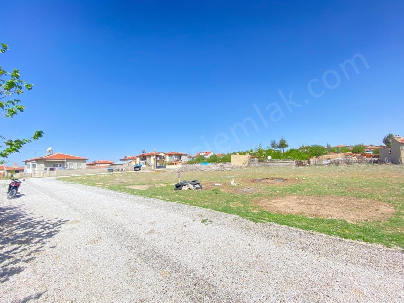 KALE MAHALLESİ EYVAZ SOKAKTA GÜNEY CEPHELİ ARSA