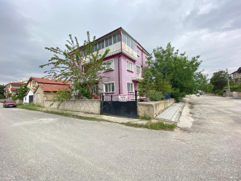 MÜSLÜMANA MAHALLESİ ATATÜRK CADDESİNDE 3 KATLI BİNA