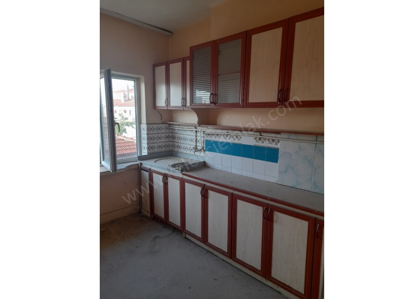 PERŞEMBE PAZARI YANINDA MÜSTAKİL 2 KATLI EV