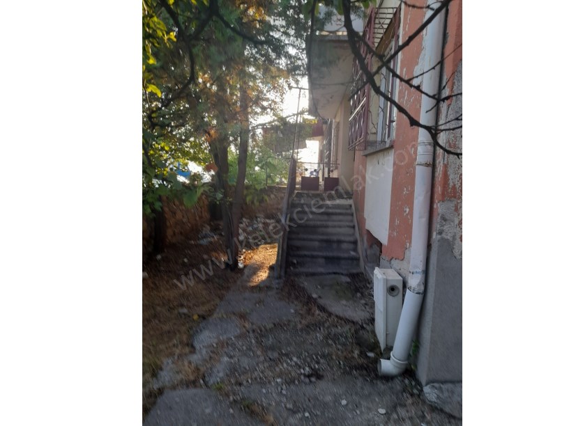 PERŞEMBE PAZARI YANINDA MÜSTAKİL 2 KATLI EV