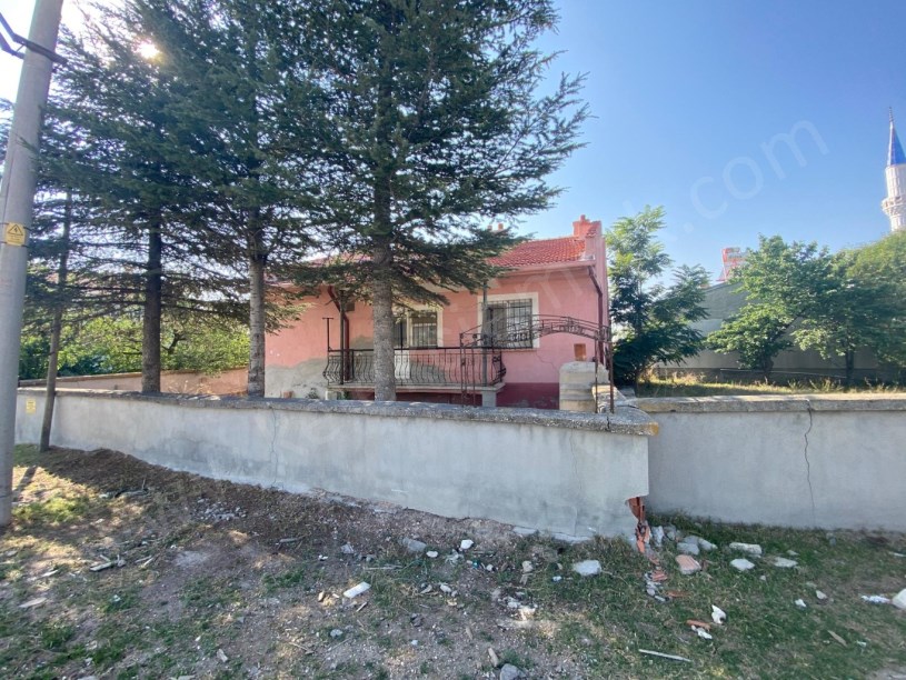 YAKUPŞEVKİ PAŞA MAHALLESİNDE CEMALİOĞLU CAMİİ YANINDA MÜSTAKİL EV VE ARSA