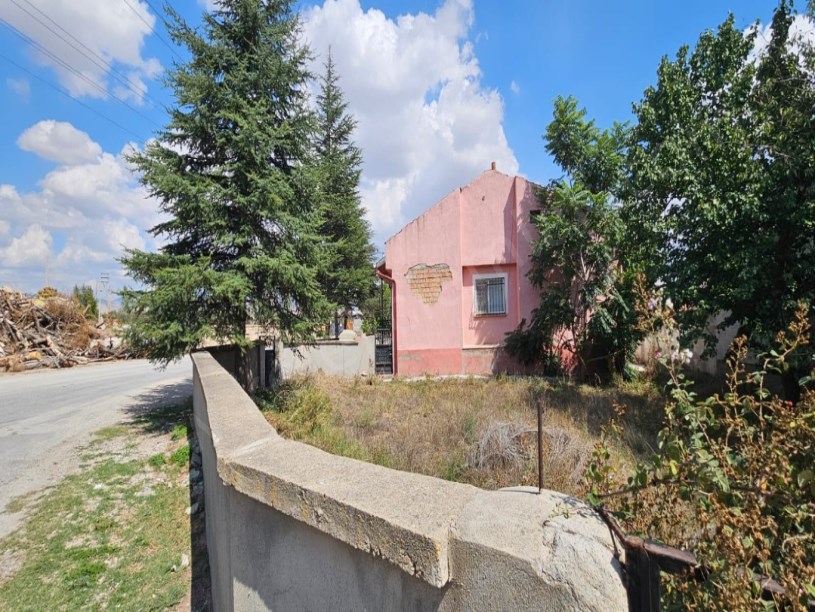 YAKUPŞEVKİ PAŞA MAHALLESİNDE CEMALİOĞLU CAMİİ YANINDA MÜSTAKİL EV VE ARSA