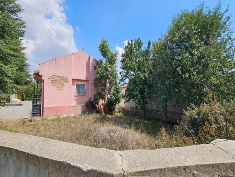 YAKUPŞEVKİ PAŞA MAHALLESİNDE CEMALİOĞLU CAMİİ YANINDA MÜSTAKİL EV VE ARSA