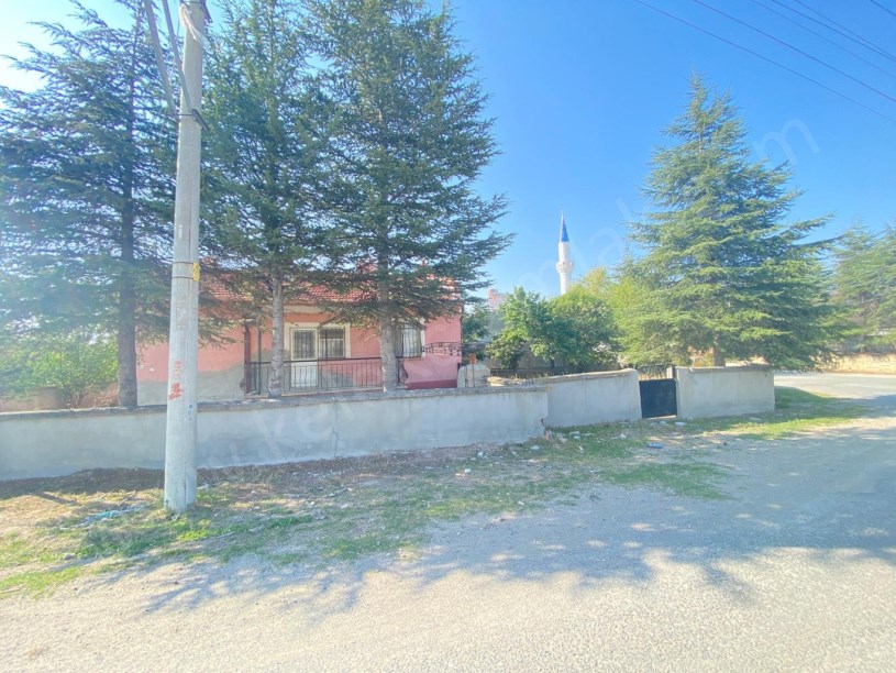 YAKUPŞEVKİ PAŞA MAHALLESİNDE CEMALİOĞLU CAMİİ YANINDA MÜSTAKİL EV VE ARSA