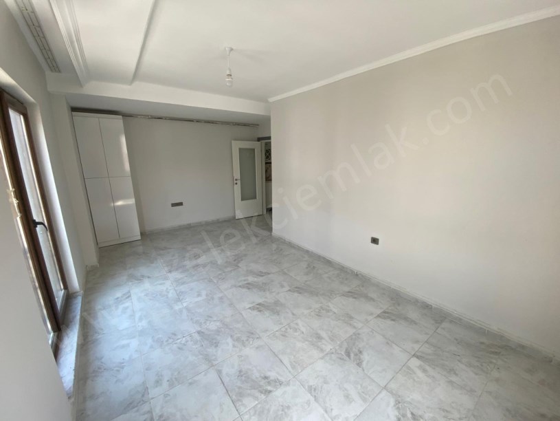ÇARŞI MERKEZDE KOYUNCULAR PASAJINDA KİRALIK 1+1