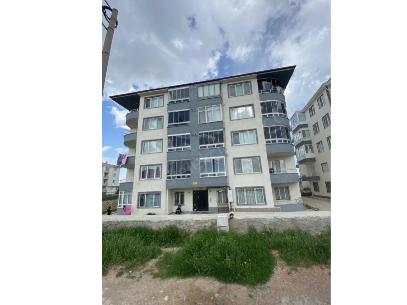 AKCAN PARKI KARŞISINDA YİĞİTEVLER APARTMANINDA SATILIK 2+1