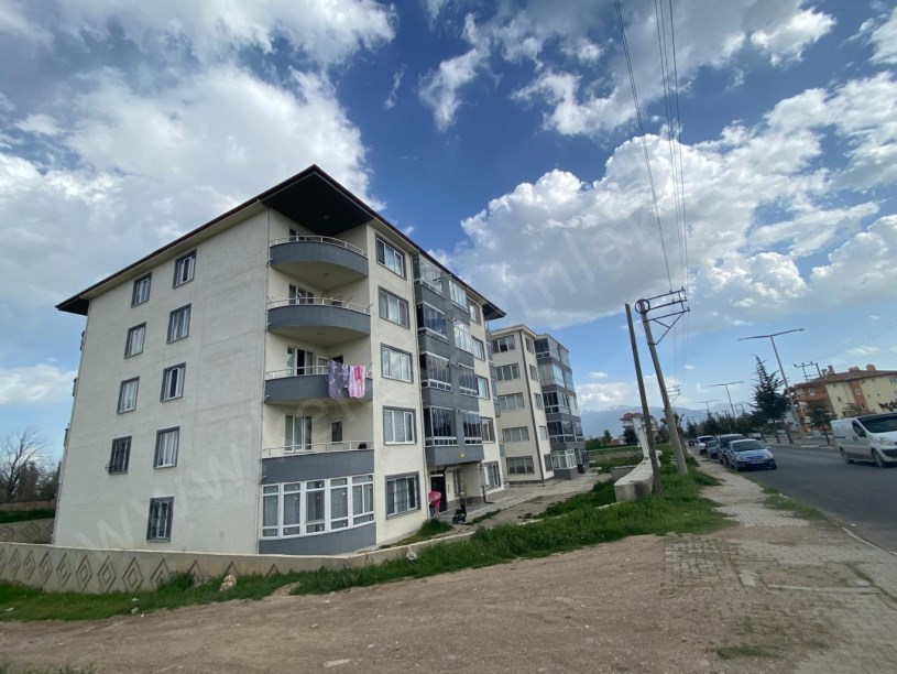 AKCAN PARKI KARŞISINDA YİĞİTEVLER APARTMANINDA SATILIK 2+1