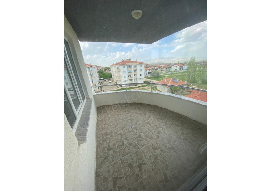 AKCAN PARKI KARŞISINDA YİĞİTEVLER APARTMANINDA SATILIK 2+1