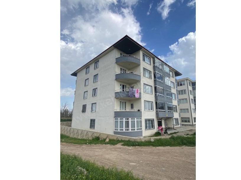 AKCAN PARKI KARŞISINDA YİĞİTEVLER APARTMANINDA SATILIK 2+1