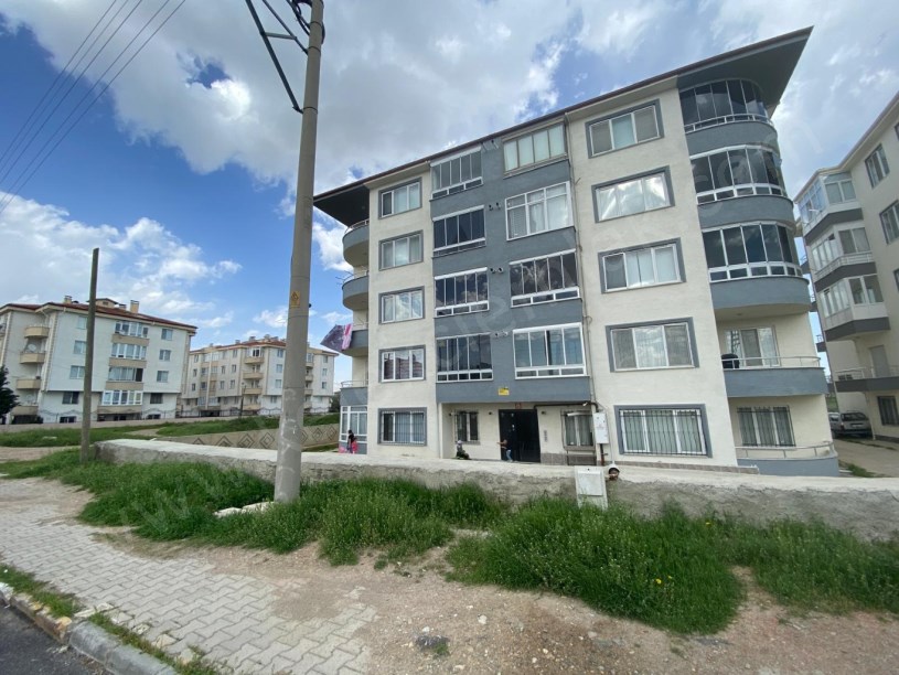AKCAN PARKI KARŞISINDA YİĞİTEVLER APARTMANINDA SATILIK 2+1