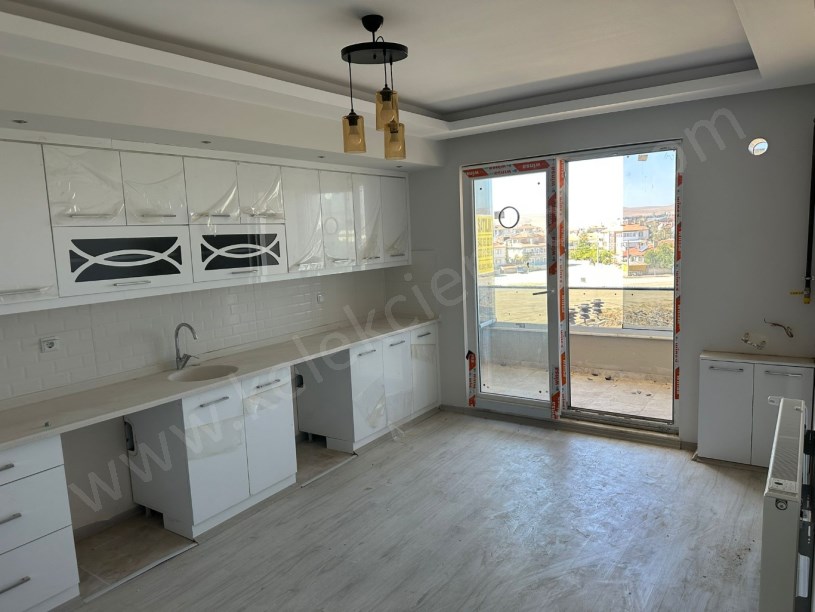 PERŞEMBE PAZARI YANINDA LÜKS 3+1 DAİRE