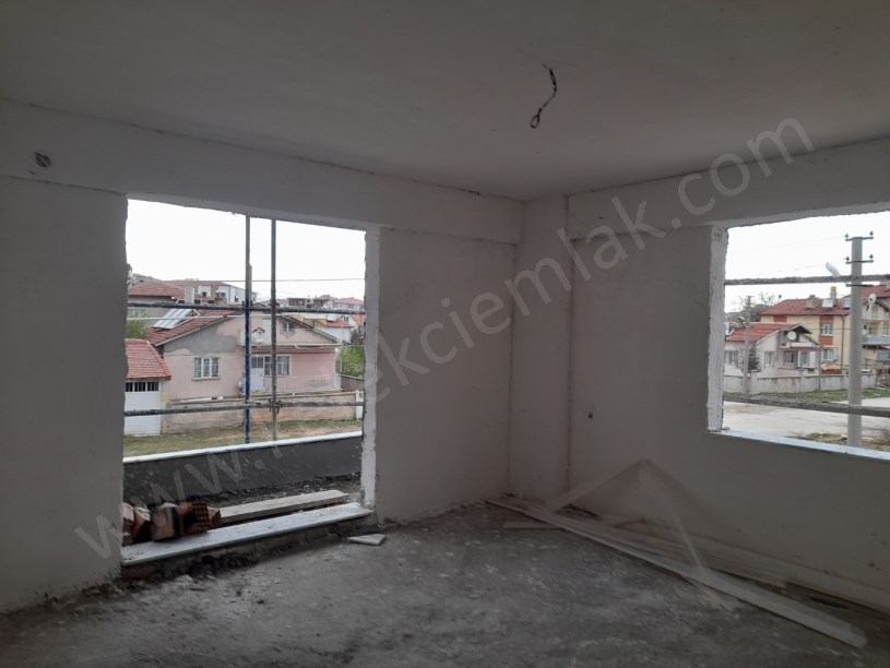 MALAZGİRT MAHALLESİ ESENLER SOKAKTA TOPRAKTAN 2+1 VE 3+1 DAİRELER