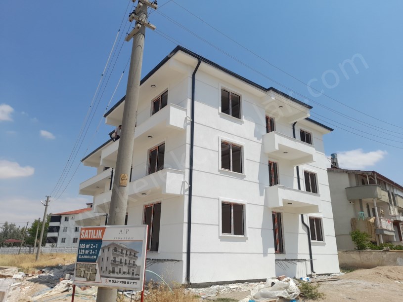 MALAZGİRT MAHALLESİ ESENLER SOKAKTA TOPRAKTAN 2+1 VE 3+1 DAİRELER