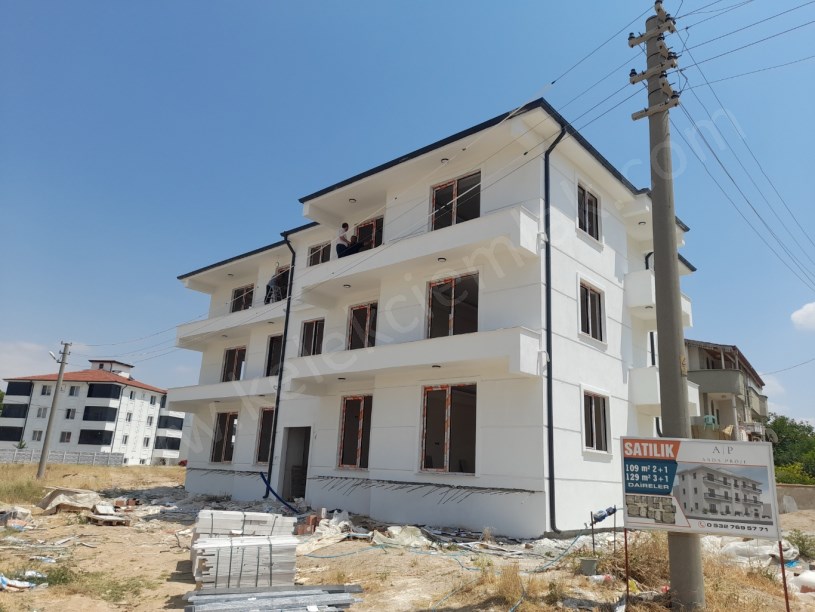 MALAZGİRT MAHALLESİ ESENLER SOKAKTA TOPRAKTAN 2+1 VE 3+1 DAİRELER