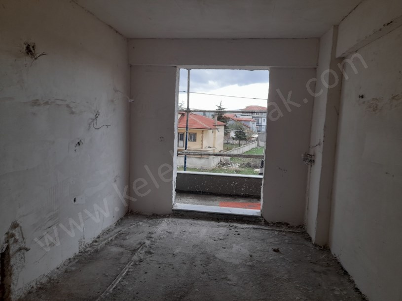 MALAZGİRT MAHALLESİ ESENLER SOKAKTA TOPRAKTAN 2+1 VE 3+1 DAİRELER