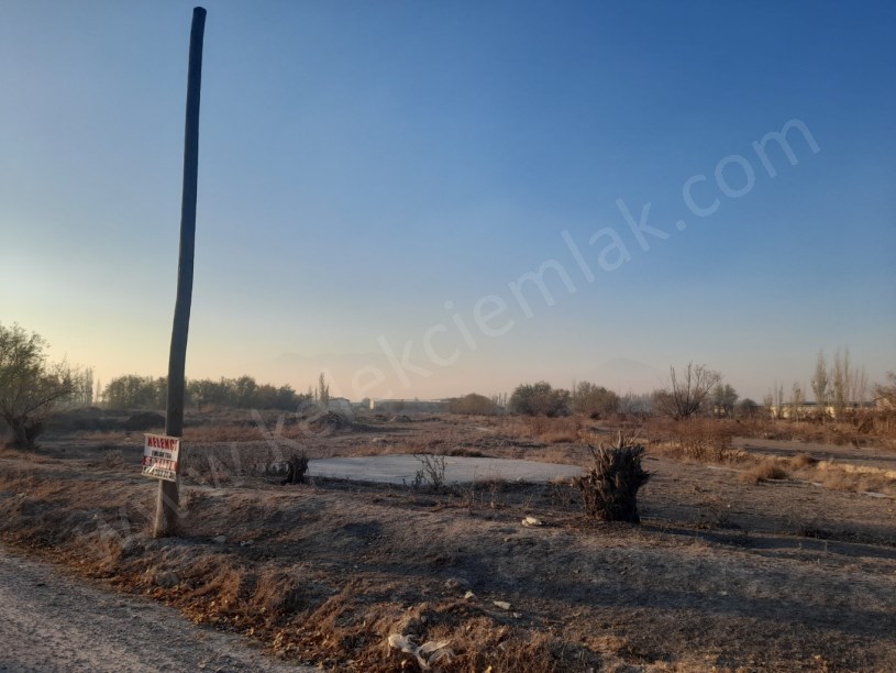 TOKİ ARKASINDA  YOLA CEPHELİ TARLA 