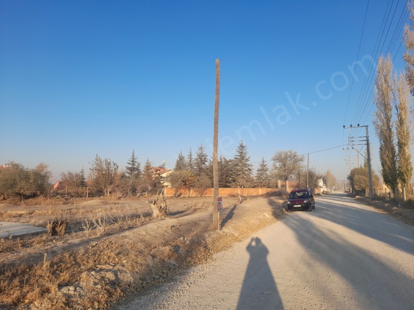 TOKİ ARKASINDA  YOLA CEPHELİ TARLA 