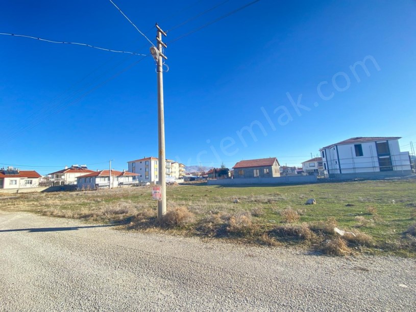 KONAK MAHALLESİNDE ARSA
