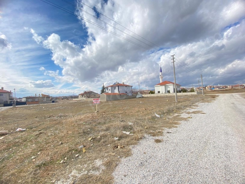 KALE MAHALLESİ PARAKAZAN SOKAKTA KÖŞE BAŞINDA ARSA