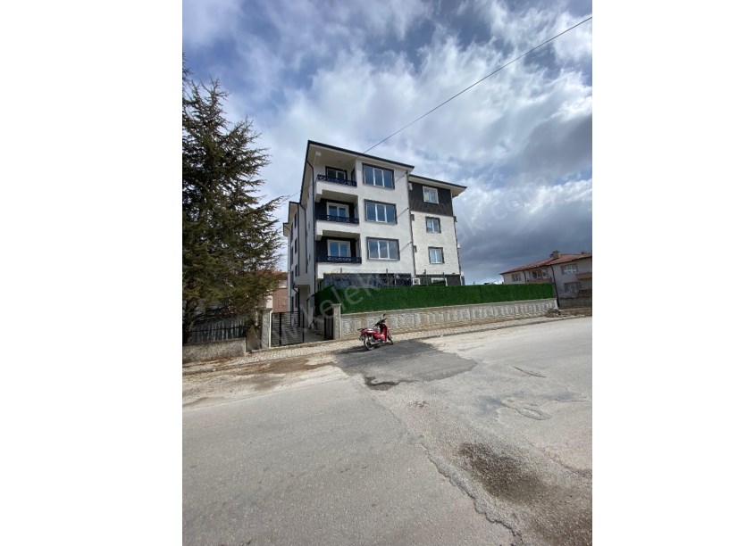 YENİ MAHALLE HACI KALFA SOKAKTA ARA KATTA KİRALIK 1+1