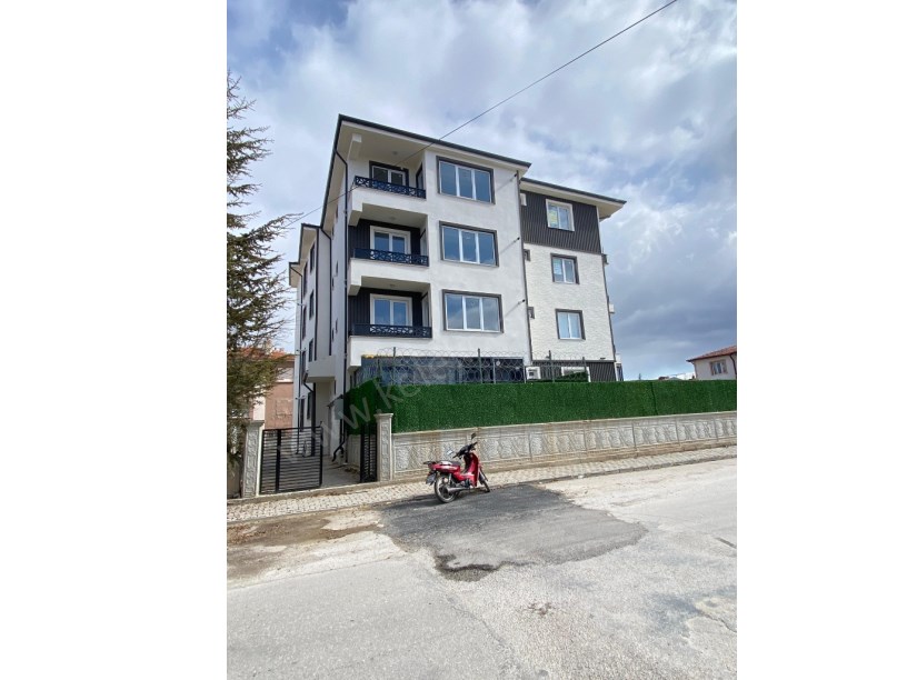 YENİ MAHALLE HACI KALFA SOKAKTA ARA KATTA KİRALIK 1+1