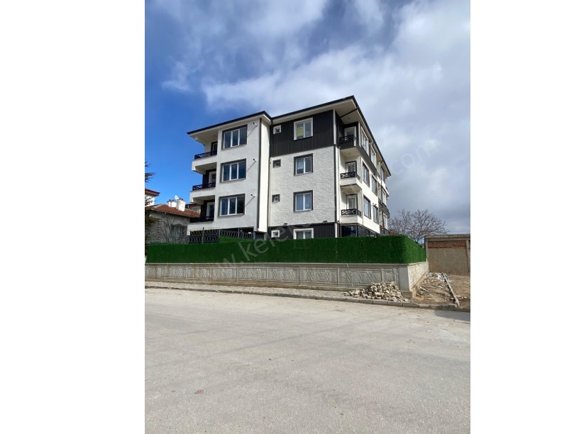 YENİ MAHALLE HACI KALFA SOKAKTA ARA KATTA KİRALIK 1+1